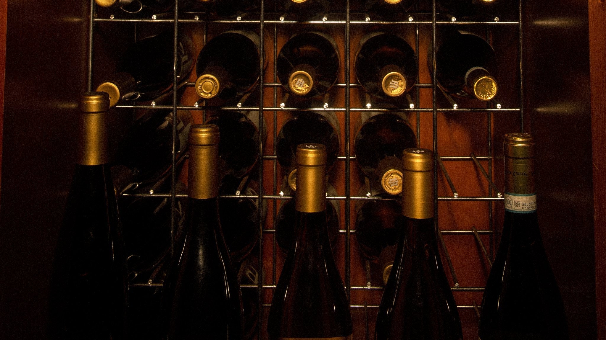 Nicho de garrafas na adega da Enoteca La Tavola