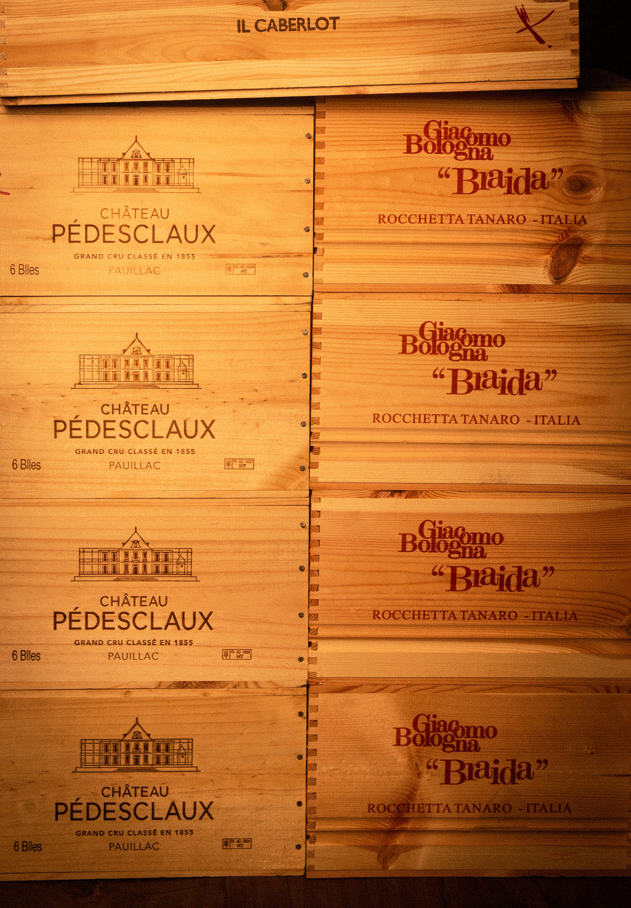 Caixas de vinho do Château Pedesclaux e da Braida chegando da importação